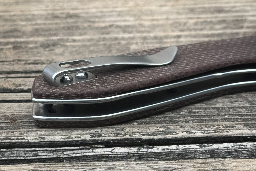 Pocket clip on the EIKONIC Kasador knife. 