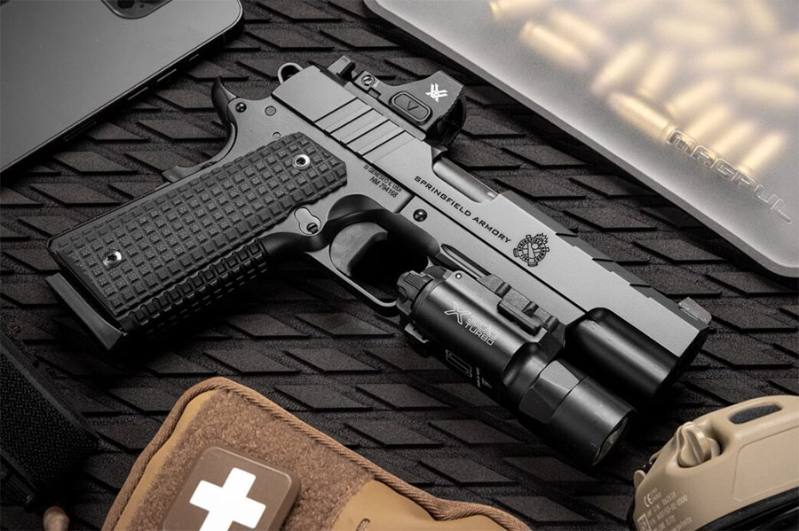 SAO pistol 1911 with red dot and weapon light
